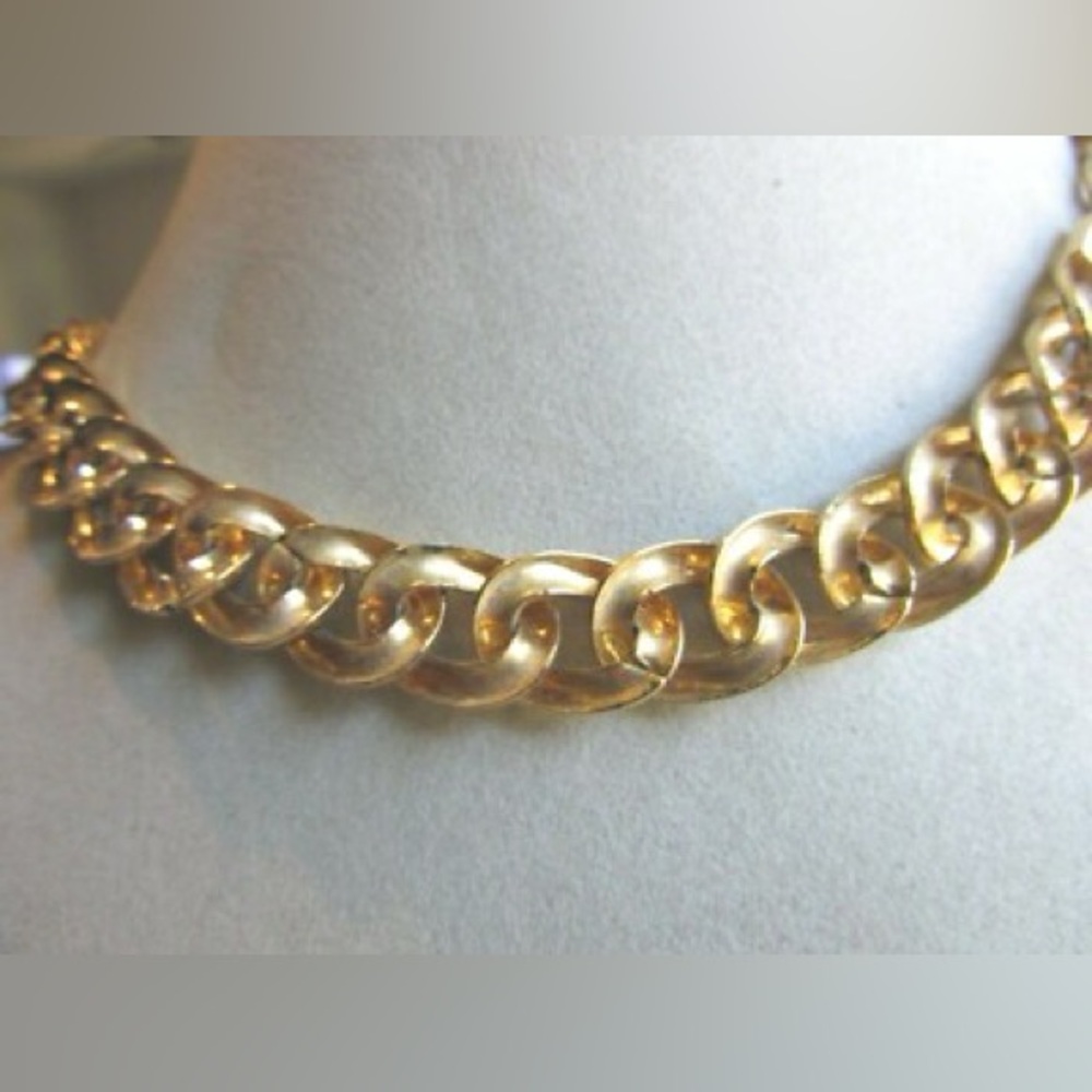 21. Elegant Gold-tone Collar Necklace